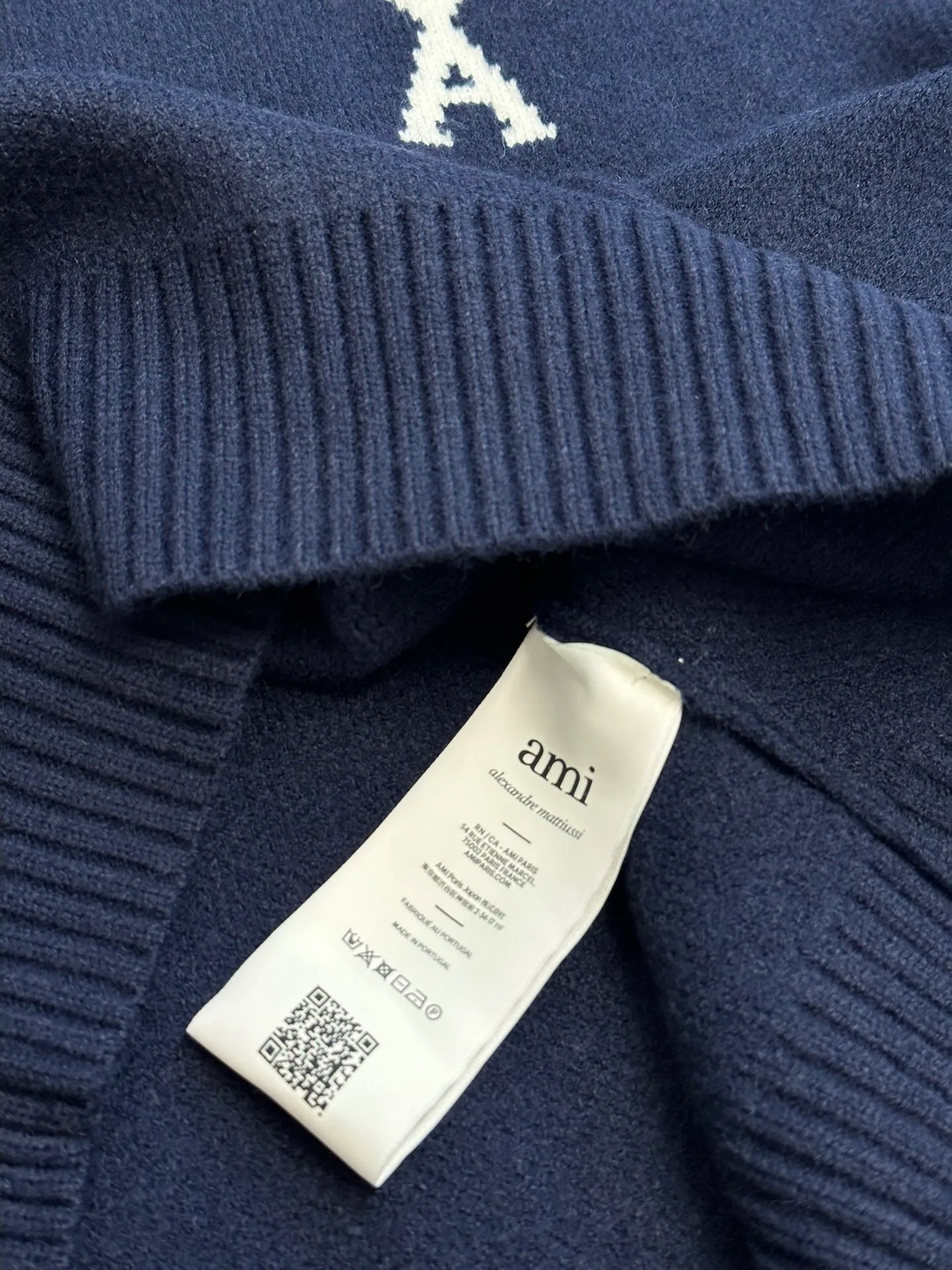 Ami Paris love jacquard crew neck sweater is made of custom-woven and dyed luxurious merino wool. A contrasting love heart appears on the chest, making it highly recognizable. The elegance and spontaneity of French fashion are the ultimate simplification of color. It is made of jacquard tissue imported from Germany, and the arrangement and interweaving of yarns are precisely controlled. The Ami love jacquard artistic pattern is carefully interwoven on the loom, making the fabric more vivid and three-dimensional. The garment washing water is softened and deodorized using professional washing equipment and specific detergents to deeply clean and deodorize the clothes, improving the feel and appearance of the clothes size: s m l xl